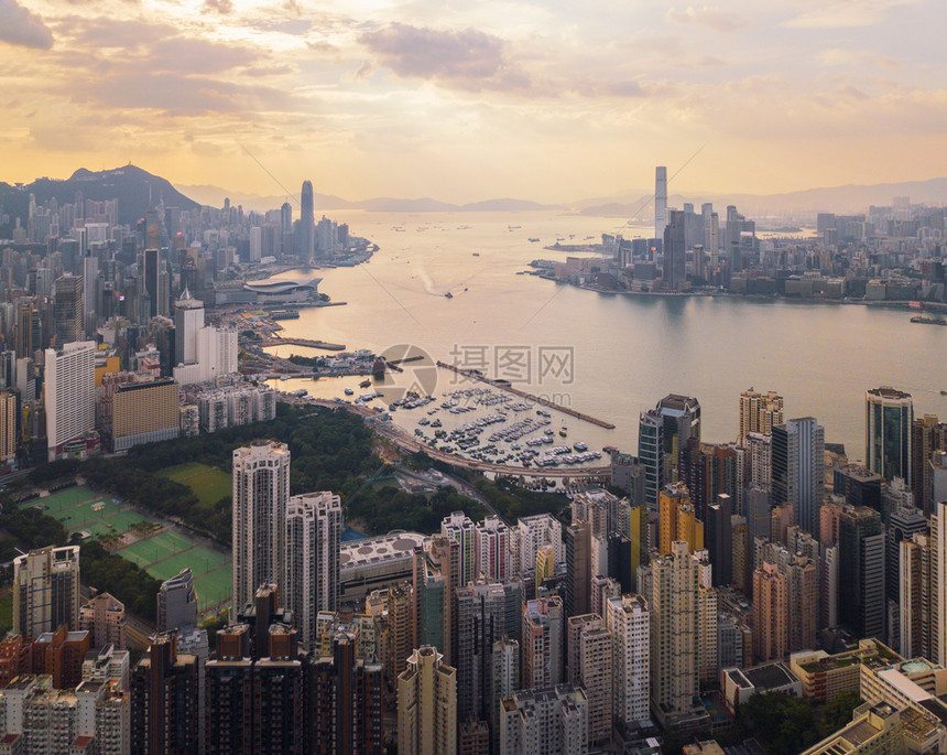 香港市中心维多利亚港智能城市金融区天梯大楼和高日落时空中景象图片