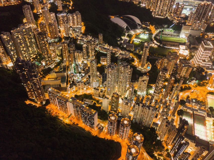 香港市中心空景象金融区和智能城市商业中心技术概念夜里摩天大楼和高层的顶级景象图片