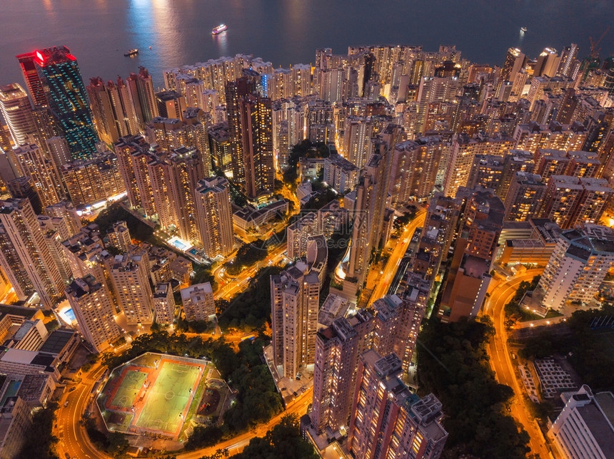 香港市中心空景象金融区和智能城市商业中心技术概念夜里摩天大楼和高层的顶级景象图片