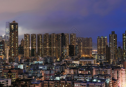 香港公寓和山丘的空中景象城市背亚洲智能城市的住宅区夜间建筑图片