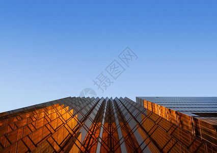 蓝色的金建筑现代办公摩天大楼的窗玻璃外观设计城市景色背的建筑外观图片