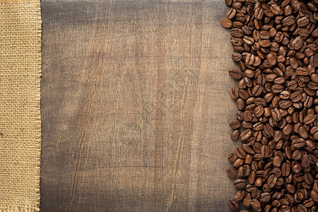 咖啡豆和木制背景的海珊布图片