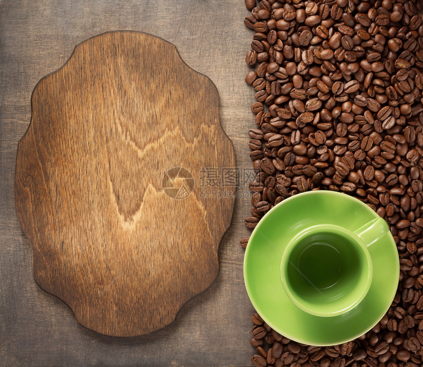 咖啡概念木制背景的咖啡杯和豆子顶视图图片