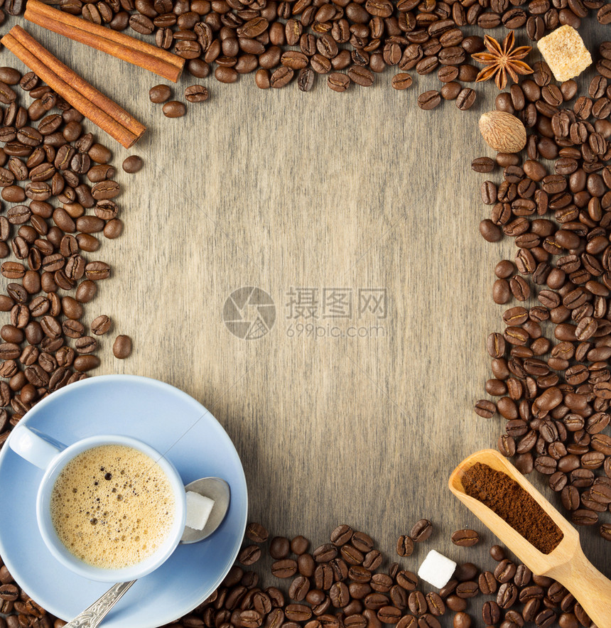 木制背景的咖啡和豆子顶视图图片