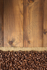 以木制背景的海珊披布为麻袋咖啡豆图片