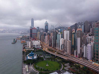 香港市中心有暴风云维多利亚港有风云雨金融区和商务中心天窗和高楼大图片