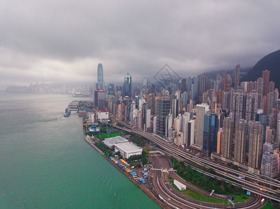 香港市中心有暴风云维多利亚港有风云雨金融区和商务中心天窗和高楼大图片