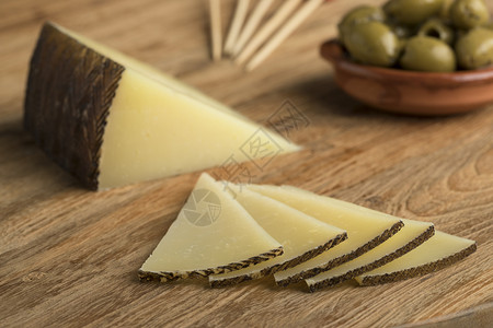西班牙传统芒切戈奶酪和橄榄的切片图片