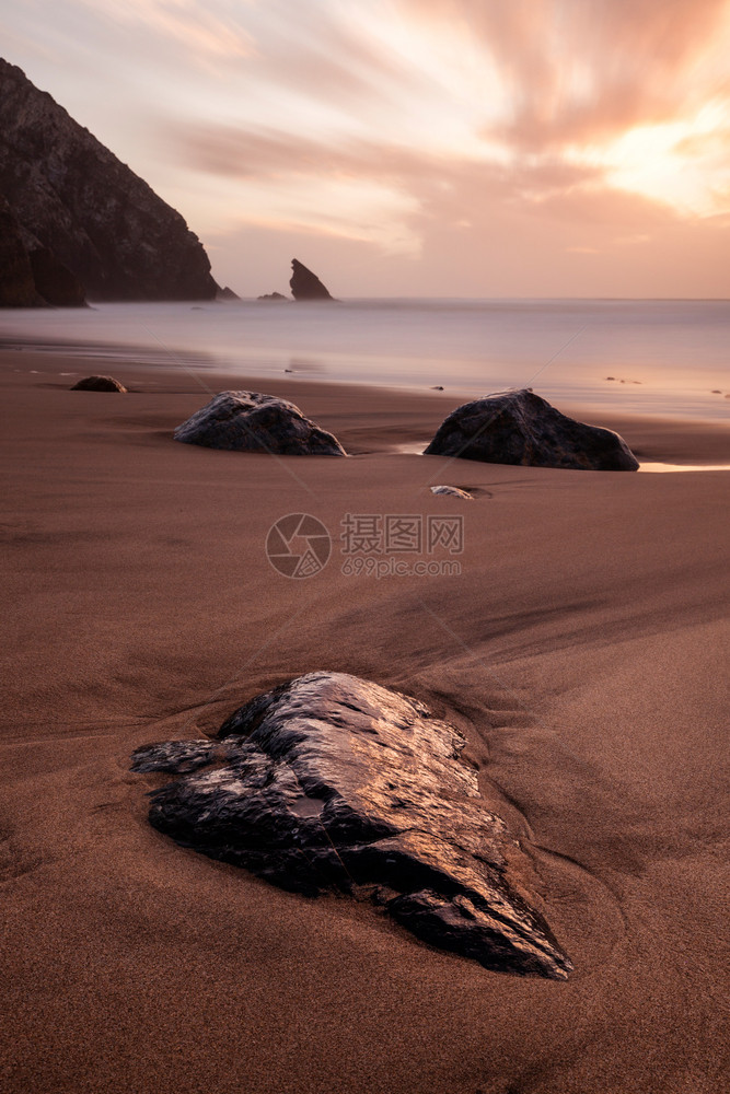 在葡萄牙Adraga海滩的大西洋岸线上落日在Adraga海滩的大西洋岸线上落日图片