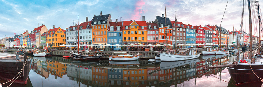 Nyhavn日出时丹麦首都哥本哈根老城的旧房子和船面色繁多Nyhavn日出时丹麦哥本哈根图片
