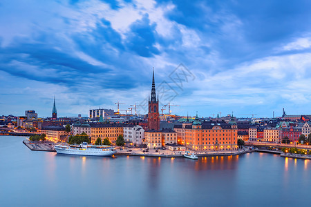瑞典首都斯德哥尔摩老城RiddarholmenGamlaStan的空中夜视风景瑞典首都斯德哥尔摩GamlaStan瑞典斯德哥尔摩背景图片