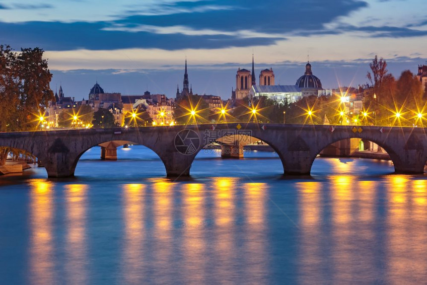 黎明时分在法国巴黎塞纳和庞特罗亚尔图片