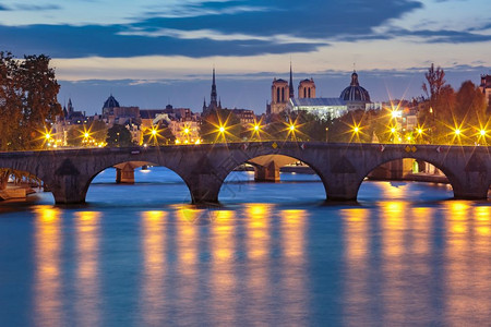 黎明时分在法国巴黎塞纳和庞特罗亚尔高清图片