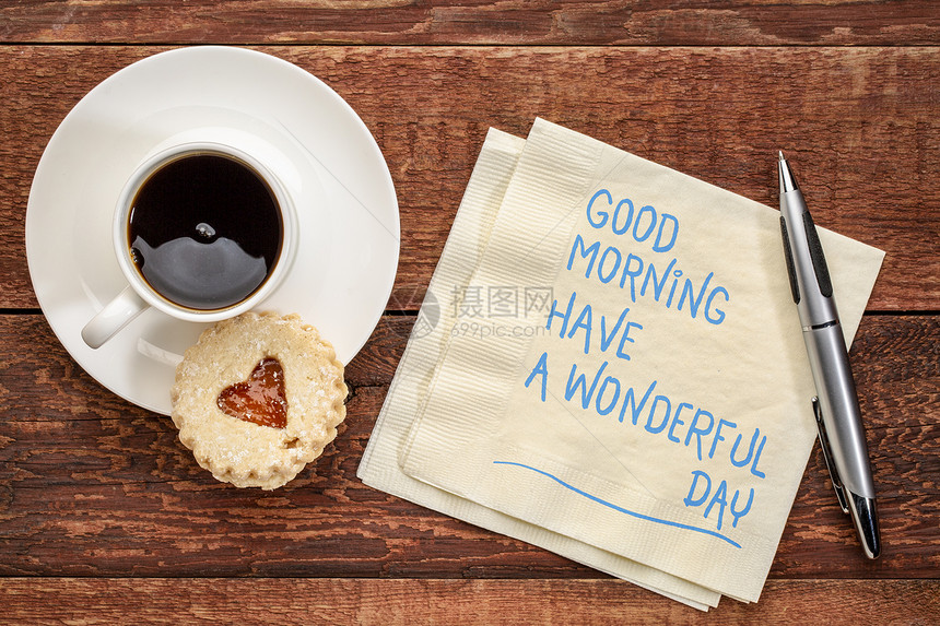 早上好祝你愉快的一天手写在餐巾纸上的笔迹加一杯咖啡和饼干图片