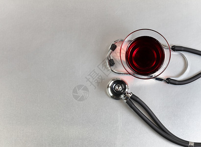 医疗桌上替代药物的红酒图片