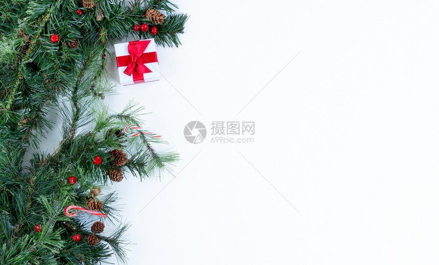 圣诞树白色背景左边的长绿树枝和装饰图片