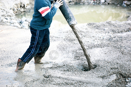 水泥或混凝土泵管加水泥或混凝土的建筑工人背景