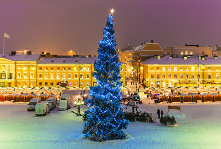 芬兰赫尔辛基参议院广场冬季夜间风景圣诞树和假日市场高清图片