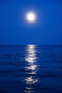 月光和海洋月亮波浪形的高清图片