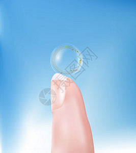 与高技术芯片接触的透视镜放在手指上图片