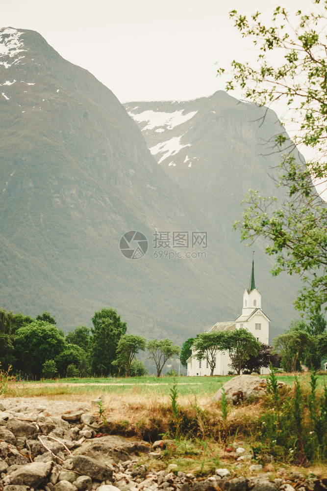 挪威SognogFjordane县Stryn市的山区景观和白木奥普斯特伦教堂图片