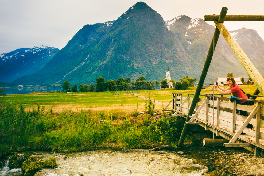 挪威斯堪的纳维亚州SognogFjordane县Norwegian村Oppstryn的山地景观图片