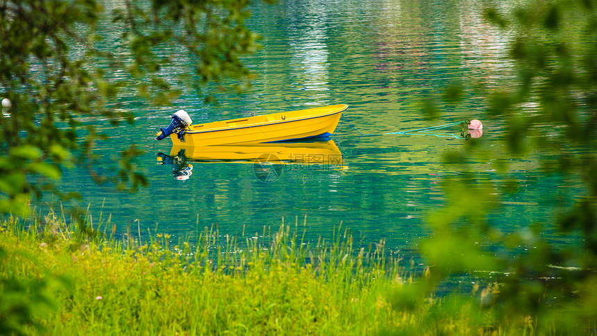在水域或湖面的上小型固定的黄船图片