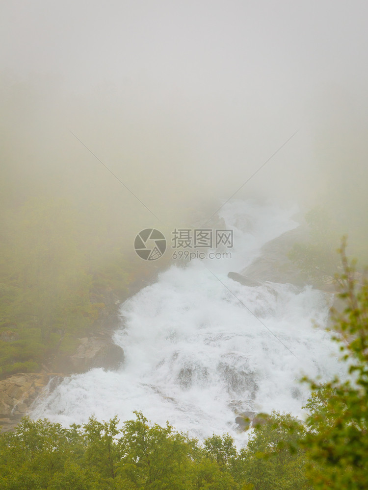 挪威Aurlandsfjellet山沿岸的瀑布暴水河SognogFjordane雾的夏季日挪威Aurlandsfjellet沿岸图片