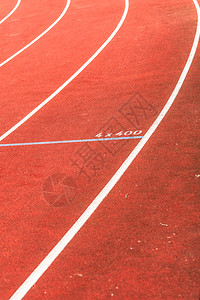 体育场的红色赛跑道图片