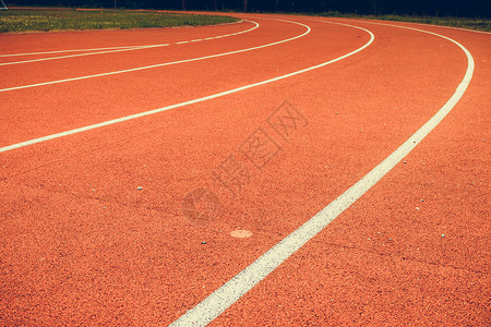 体育场的红色赛跑道背景图片
