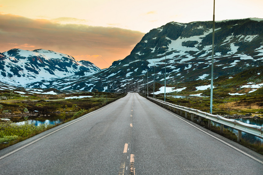 穿越挪威大Hardangervidda高原的空路挪威Hardangervidda高原的公路图片