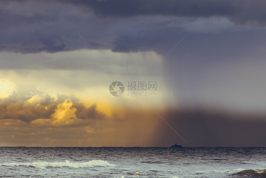 海洋暴雨的开始阴云天空水面船图片