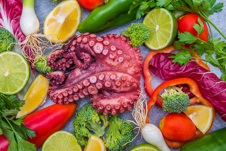 含有色蔬菜成分的新鲜章鱼图片