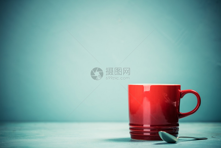 蓝色背景的红咖啡或茶杯图片