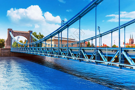 波兰弗罗茨瓦夫老城Oder河上空格伦瓦尔德大桥夏季风景图片