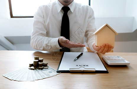 商业人员与房地产代理商签订交易合同顾问概念和家庭保险主人高清图片素材