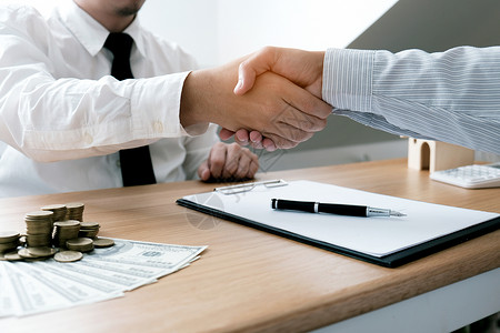 商业人员与房地产代理商签订交易合同顾问概念和家庭保险抵押贷款高清图片素材