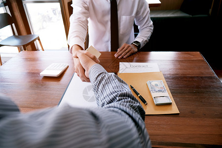 商业人员与房地产代理商签订交易合同顾问概念和家庭保险背景图片