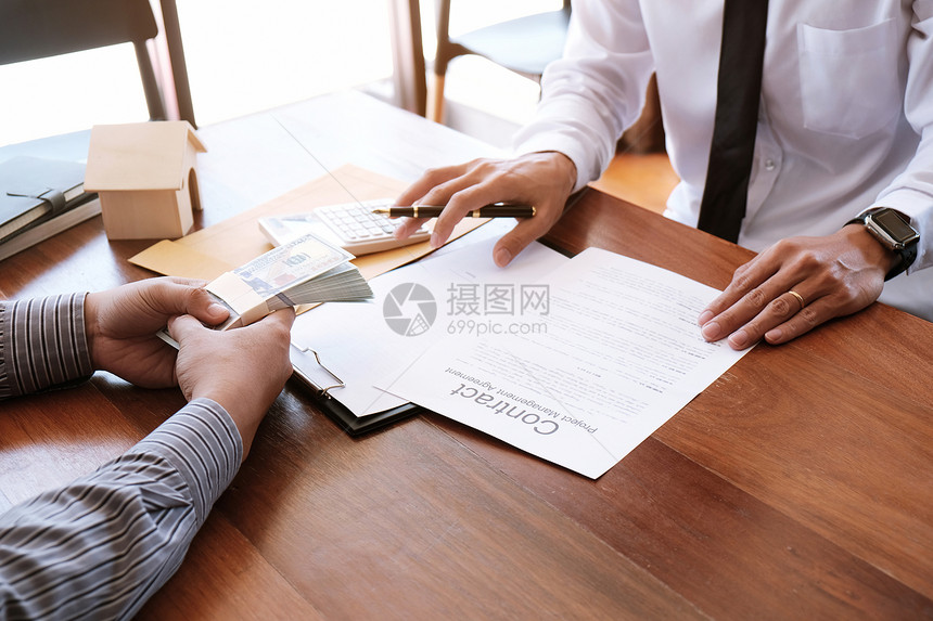 商业人员与房地产代理商签订交易合同顾问概念和家庭保险图片