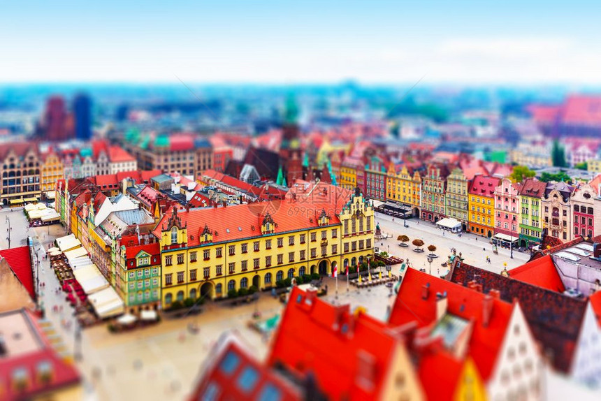 波兰沃罗克瓦夫老城建筑和市场广夏季风景航空全倾斜转移选择焦点效应图片