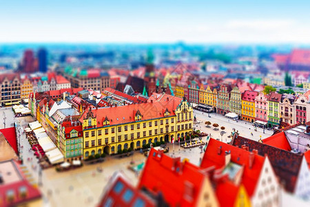 波兰沃罗克瓦夫老城建筑和市场广夏季风景航空全倾斜转移选择焦点效应图片