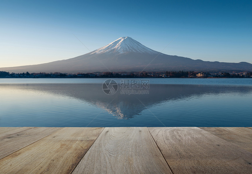 清晨木制梯田和fuji山在川口湖上进行反射图片