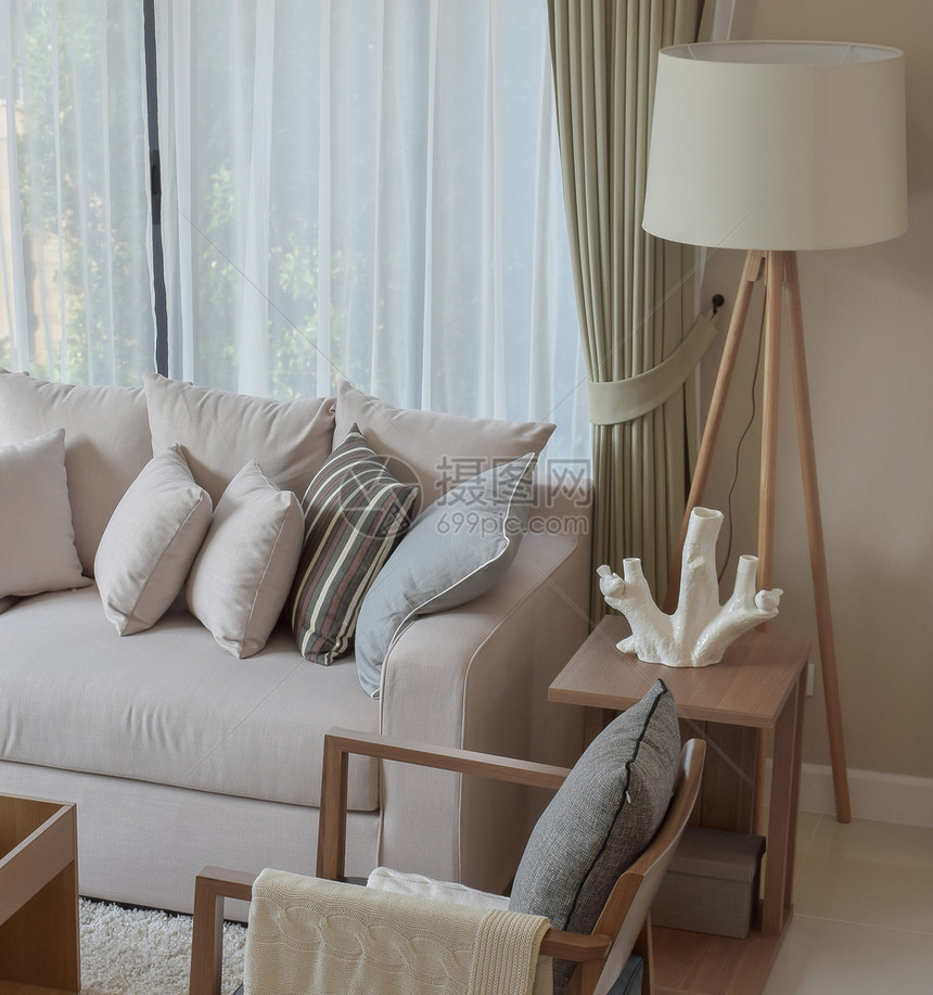 现代客厅家里有沙发和木灯图片