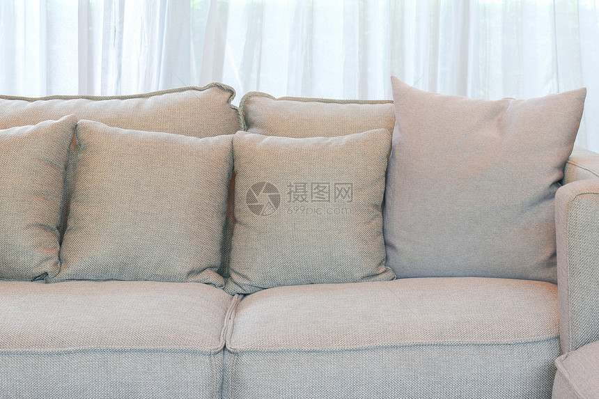 在客厅的灰色沙发上铺枕头图片