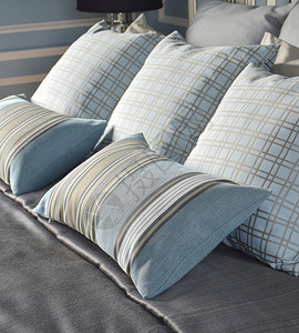 蓝色轻枕头用传统风格的床铺图片