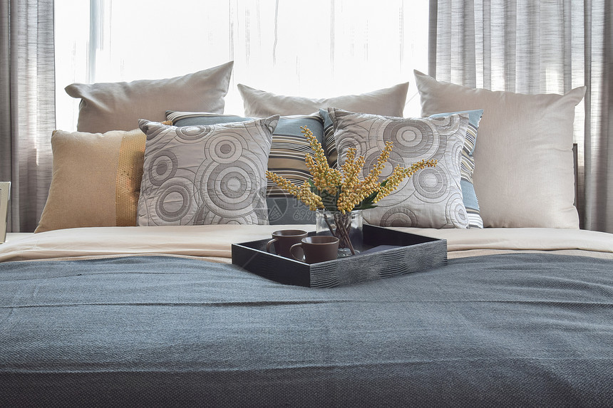 室内设计带有条纹枕头和床上装饰茶图片