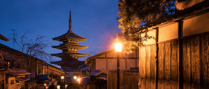 日本神道教建筑日本古老城市京都府神庙夜景背景