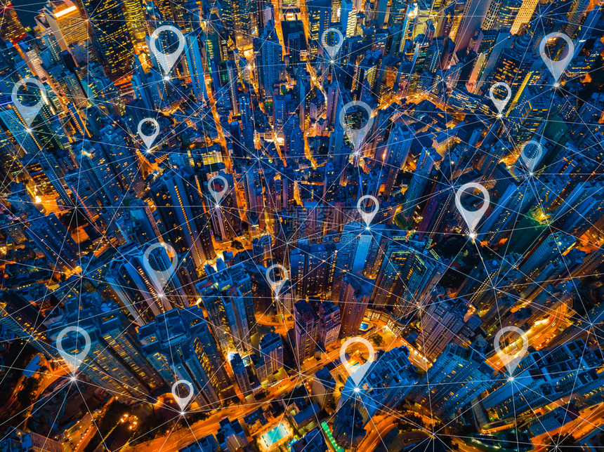 城市全球商业和网络连接线的平板全球商业和网络连接线的平板香港市中心空观察智能城市的金融区技术概念夜间摩天大楼的顶部视图图片