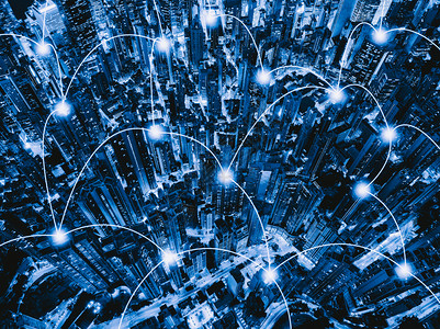 香港市中心的数字网络连接线路金融区和智能城市商业中心在技术概念方面的智能城市摩天大楼和高的顶层视图夜间空中浏览房地产高清图片素材