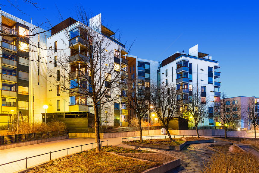 房屋建筑和城市概念对现代房地产住宅的夜间户外观察图片